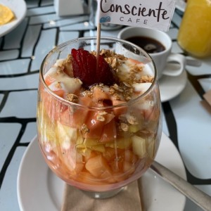 Bowl de fruta yougurt, granola y miel
