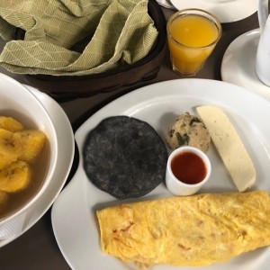 Omelette jamon y queso con platanos cocidos