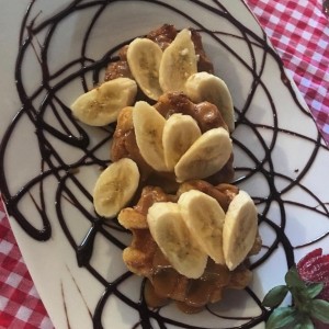 Desayuno- Waffles Belgas con Cajeta y Banano
