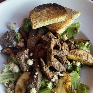 Ensalada con lomito y gouda