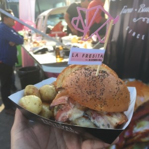 LA COCHONA