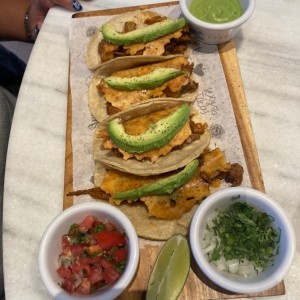 Tacos al pastor con costra de queso