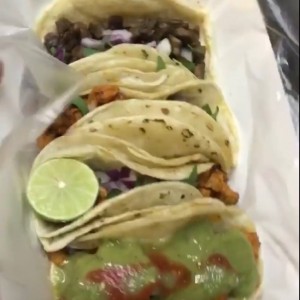 Tacos al pastor y de carne asada