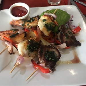 Brochetas Mar y Tierra