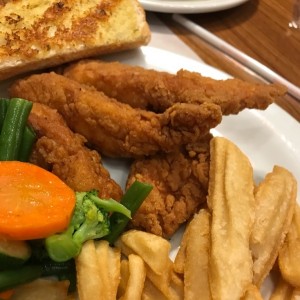 chicken fingers con papas y vegetales