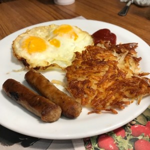 hashbrown, salchichas y huevos