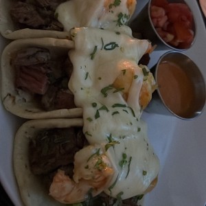 Tacos Mar y tierra con queso fundido 
