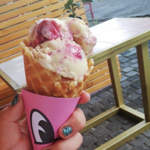 helado de elote con frambuesa