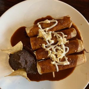 Flautas de Pollo al Mole