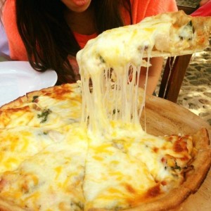 pizza 4 quesos de salsa blanca 