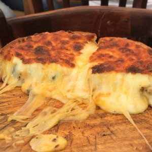 Deepdish Pizza de salsa blanca