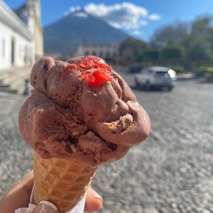 Helado Chocolate con Cereza y Pecanas