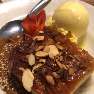 pan de banano con helado y salsa de mole