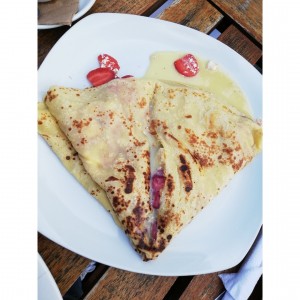 crepa de chocolate blanco con fresas y espumilla
