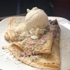 Crepa flameada de ron, coco rayado, nutella y helado
