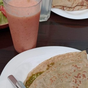 crepa vegetariana de pesto, smothie melon, fresa, jugo de naranja