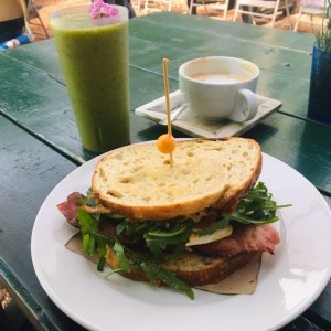 Sandwich de huevo con jamon