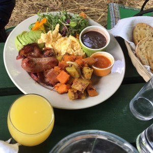 desayuno de granja huevos revueltos