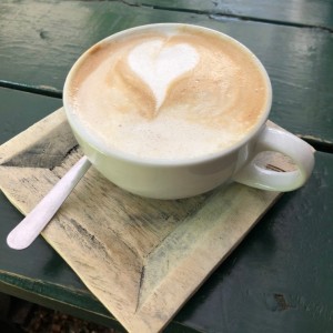 cafe latte con leche de macadamia