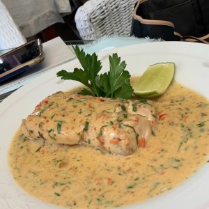 filete de dorado en salsa pimiemtos rojos