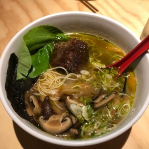 ramen de res con noodles gluten free