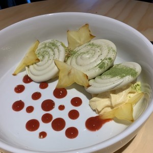 postre de espumillas, macha, starfruit y espuma de maracuya