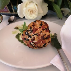 Bola de queso con almendras