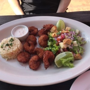 camarones empanizados con ensalada y arroz