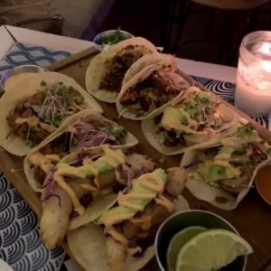 Taquiza de tacos de camaron, pastor, cerdo