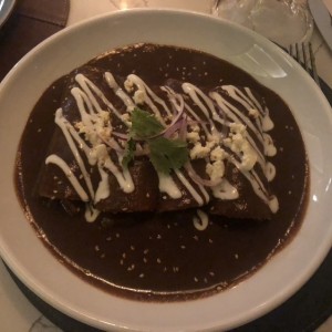 Enchiladas de pollo en mole