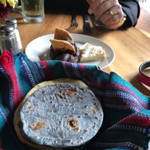 tortillas recien hechas de colores con frijolitos 