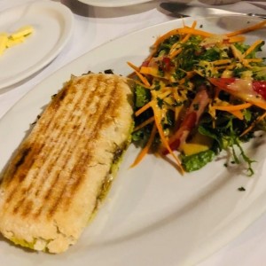 Panini de hongos con ensalada