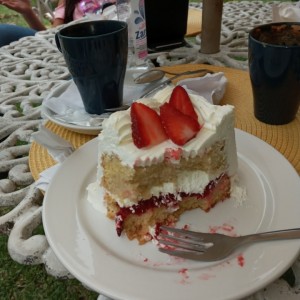 pastel fresa con crema y latte