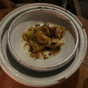 Ravioli relleno de papa y ricotta