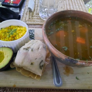 Caldo de gallina criolla