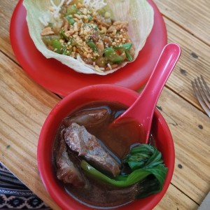 san choy pao y Sopa de res