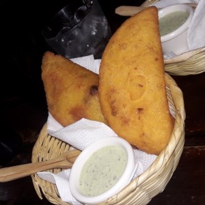 Empanadas de queso venezolano y caraotas (frijoles)