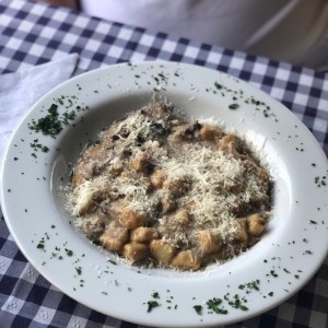 Gnocchis en aceite de oliva y hongos