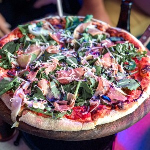Pizza de prosciutto y arugula