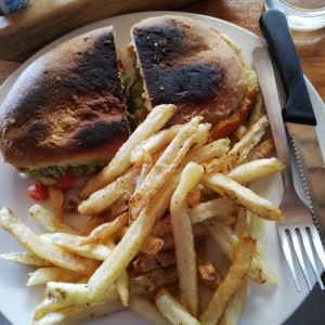 sándwich de aguacate y pesto
