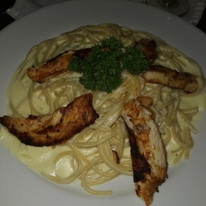 SPAGHETTI ALFREDO CON POLLO