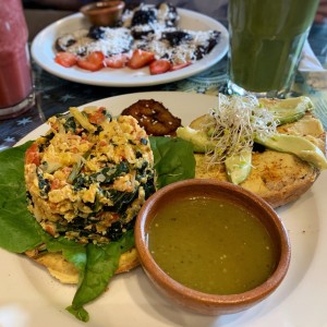 Bagel de huevos revueltos, hummus y aguacate