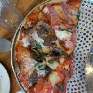 Pizza Cuatro estaciones (hogos, jamon, margarita y alcachofas)