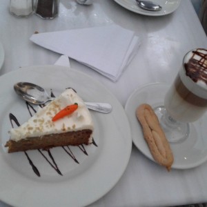 Pastel de zanahoria con un capuchino!