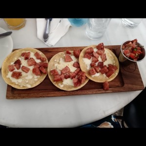 Tacos con chorizo y queso 