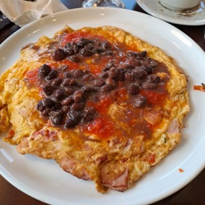 Omelette con Jamón y Queso Suizo