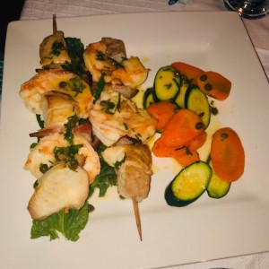 Pinchos de camaron, pescado y cerdo