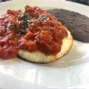 Huevos rancheros sobre tortilla negra