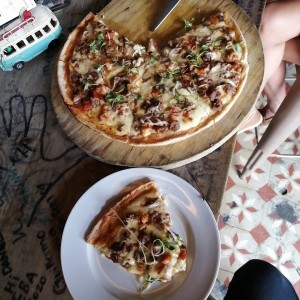 Pizza de lomito y camarón 