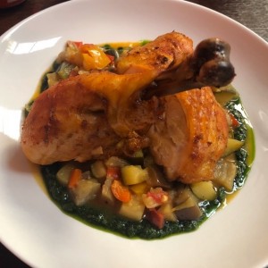 Pollo horneado, ratatouile y pesto